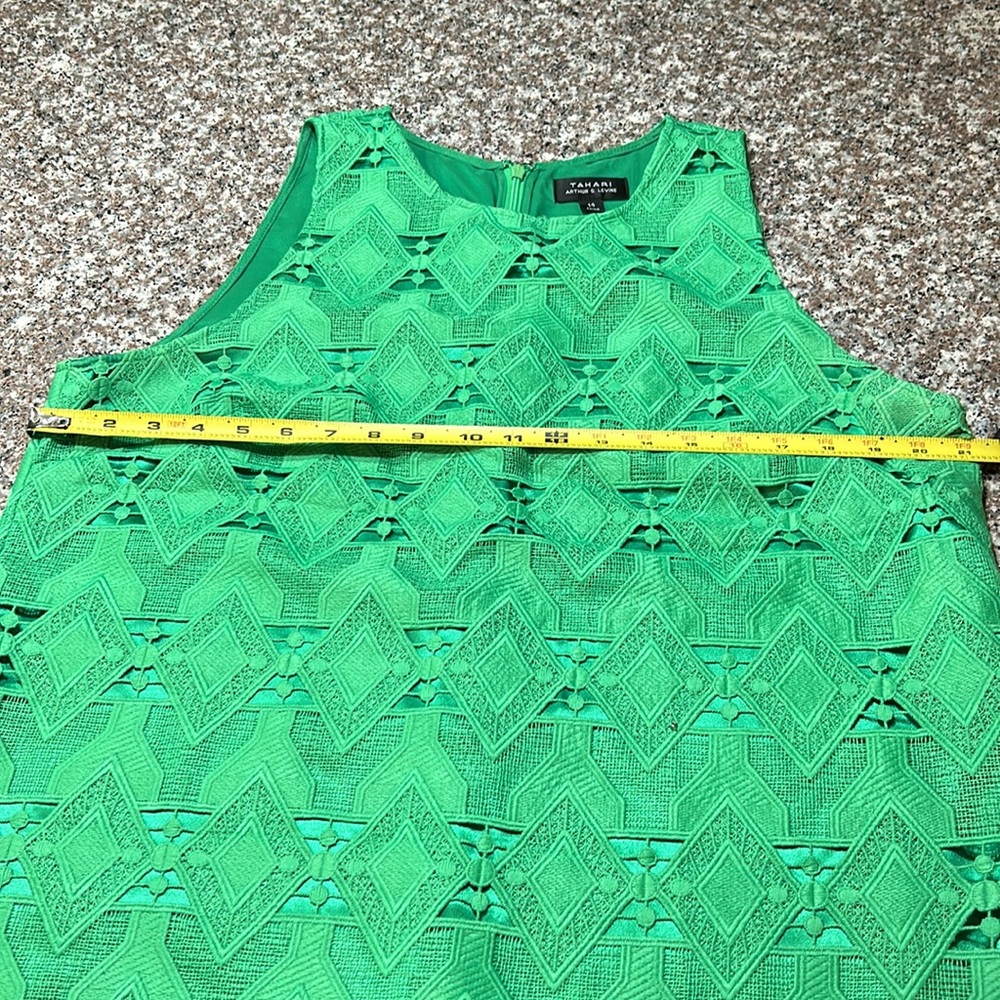 Green Tahari lace dress fully lined, zip back size 14 - Picture 3 of 7